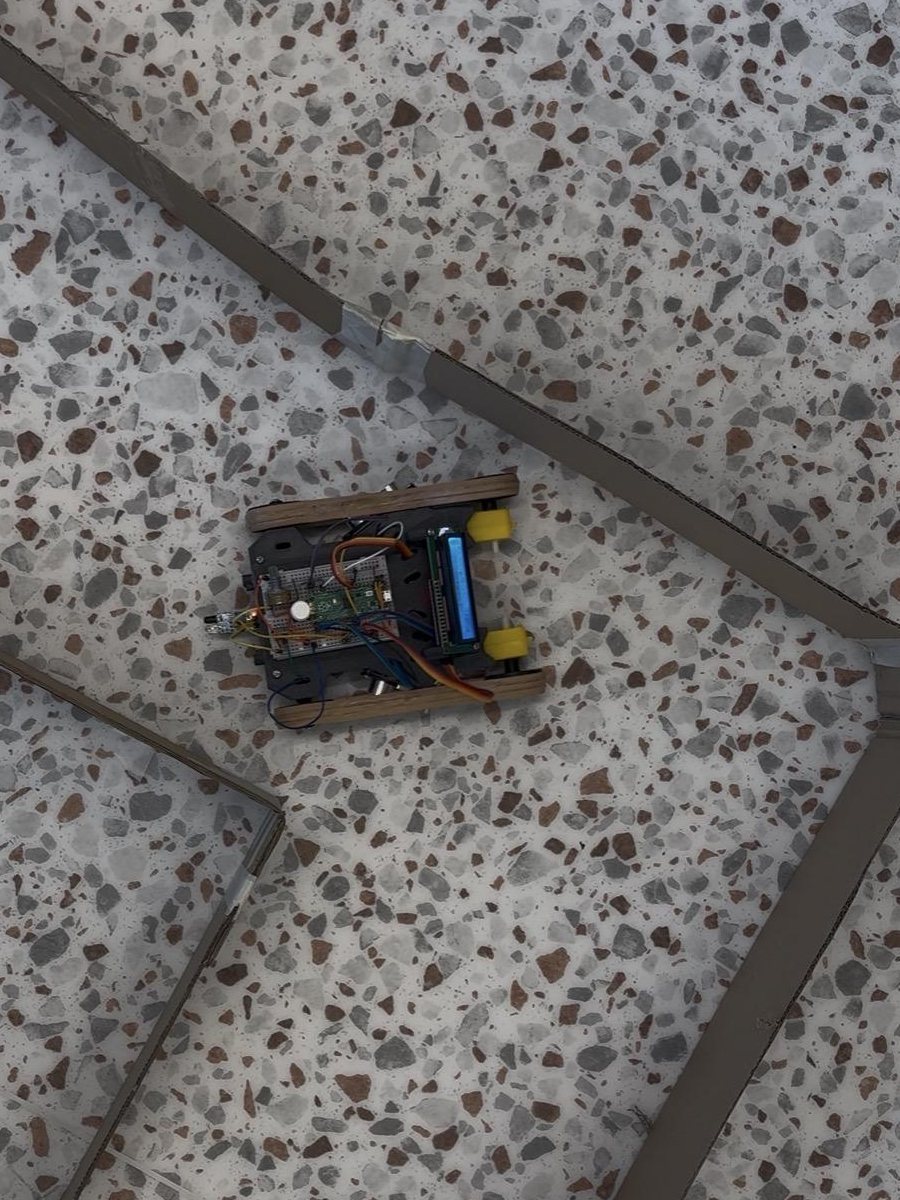 Overhead view of the robot turned sideways across a maze corridor at a corner